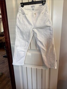 Nine West Ladies White Denim Shorts in Size 8.  5 pockets.  Very Good Condition